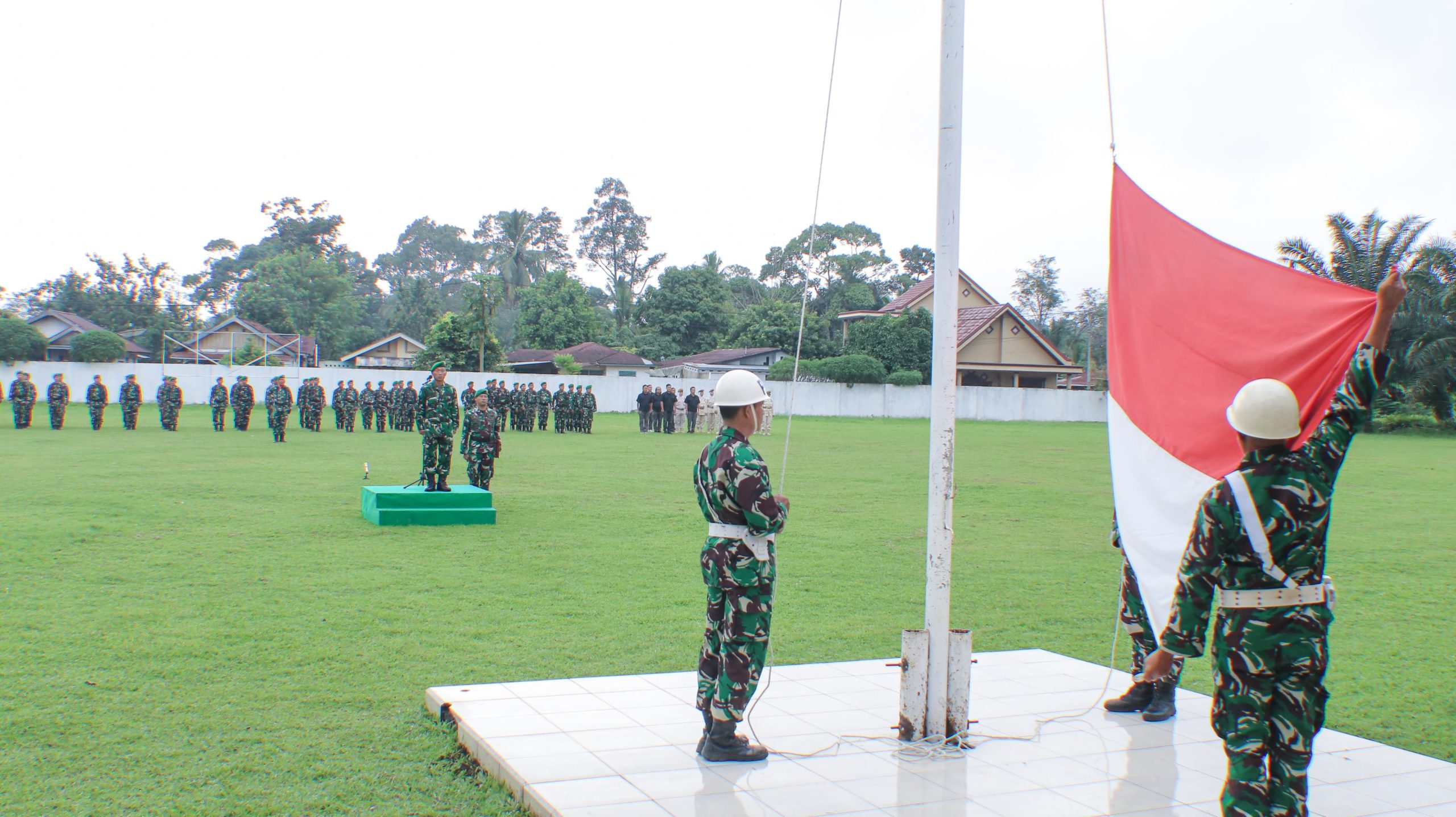 Kasdim 0406/Lubuklinggau Pimpin Upacara Bendera Bulanan 17-an di Makodim