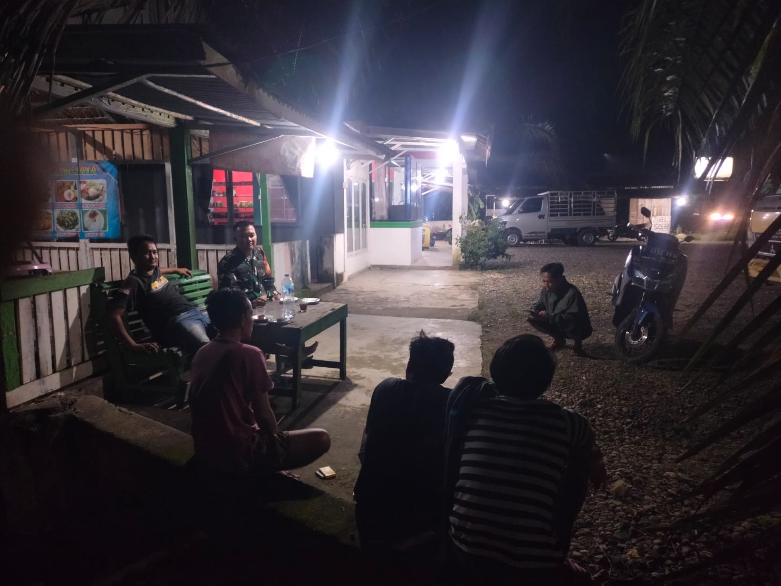 SERDA WAWAN SYAHPUTRA BABINSA KORAMIL 406-03/RUPIT LAKSANAKAN PATROLI DAN MONITORING SISKAMLING DI DESA KARANG ANYAR