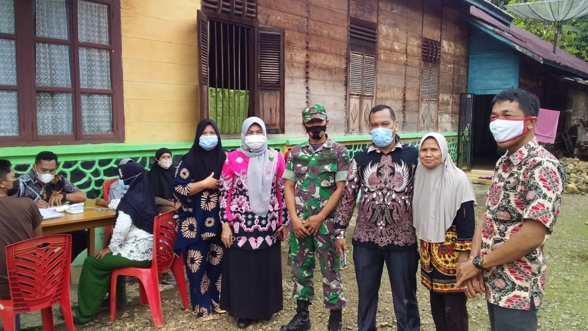 Dukung Percepatan Vaksinasi, Batuud dan Dua Babinsa Koramil 406-09/Terawas Lakukan Pendampingan.