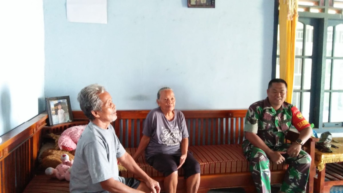 BABINSA Koramil 406-05/Muara Kelingi Melaksanakan Komsos Di Rumah Warga Binaannya