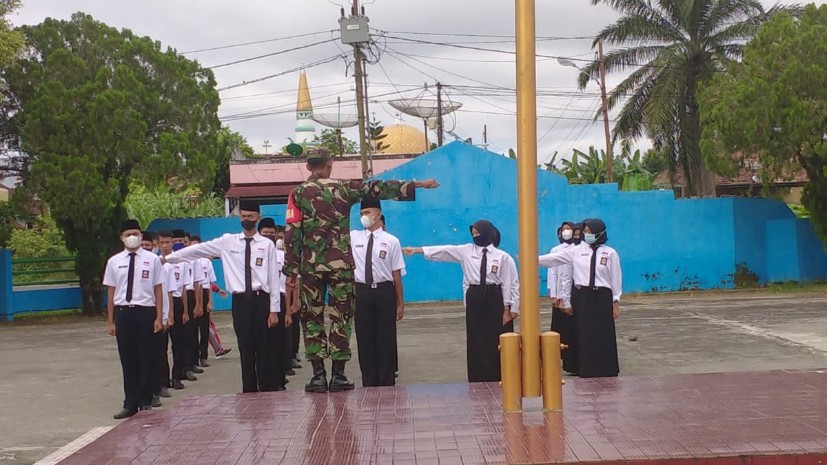 Siswa SMK N 3 LLG Dilatih PBB Oleh Babinsa Koramil 406-08/Kota Lubuklinggau