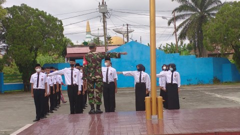 Siswa SMK N 3 LLG Dilatih PBB Oleh Babinsa Koramil 406-08/Kota Lubuklinggau