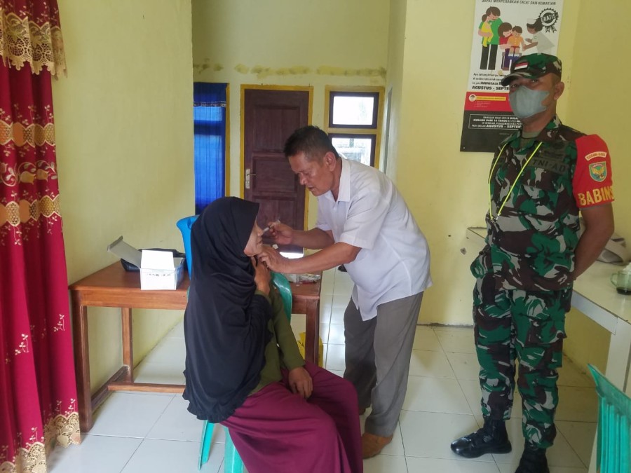 Babinsa 406-09/Terawas Desa Babat Dusun 5 Dampingi dan Pantau Pelaksanaan Vaksinasi