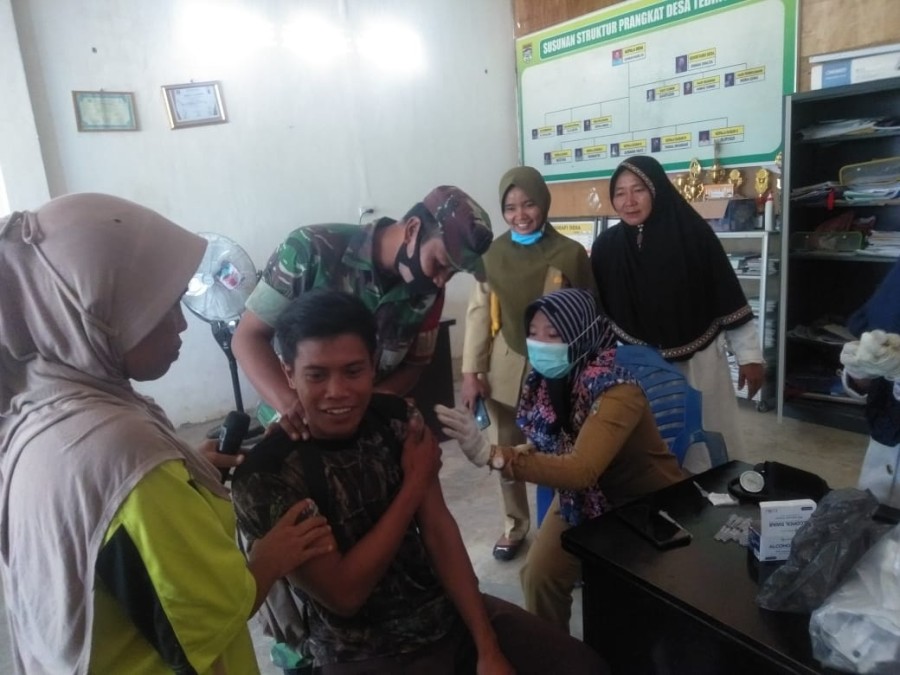 Babinsa Koramil 406-02/Rawas Ilir Dampingi Serbuan Vaksinasi