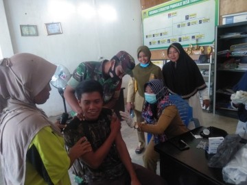 Babinsa Koramil 406-02/Rawas Ilir Dampingi Serbuan Vaksinasi