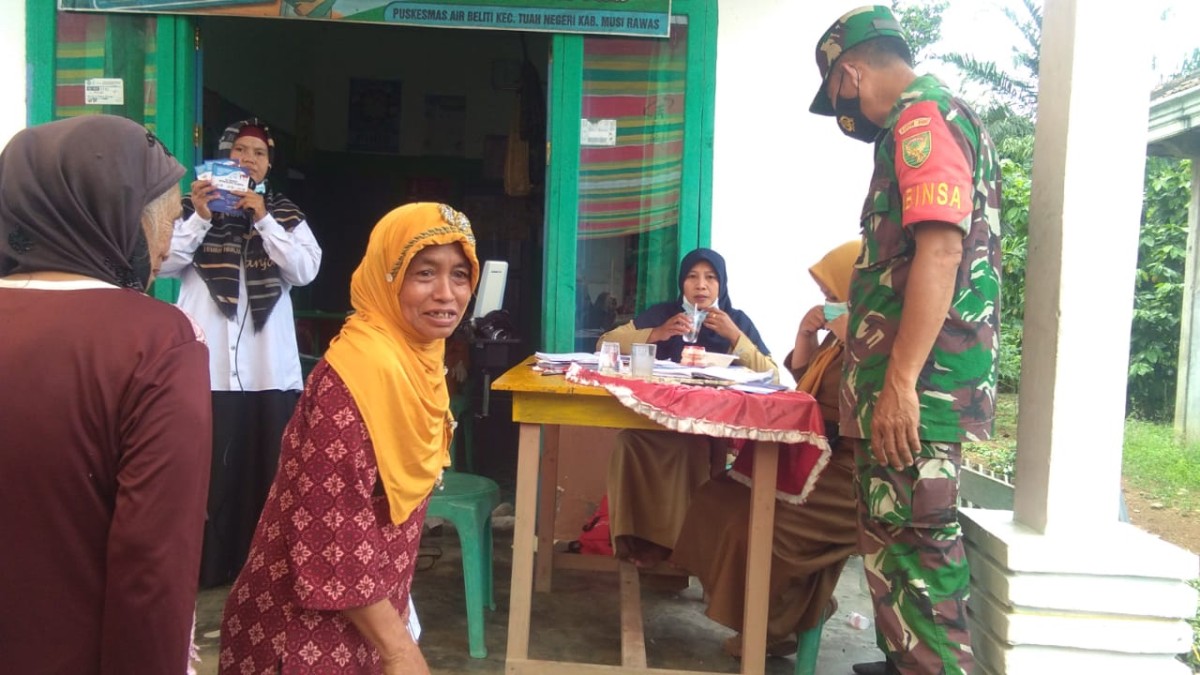 BABINSA Koramil 406-05/Muara Kelingi Melaksanakan Pendampingan Pelaksanaan Vaksinasi