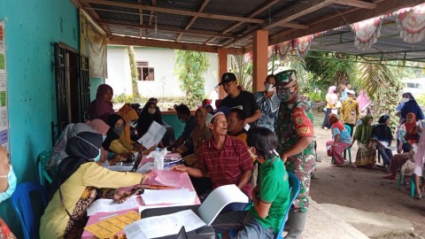 Babinsa Koramil 406-09 kawal Vaksinasi Covid-19 di balai Desa Sukarami