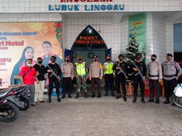 DALAM RANGKA PERAYAAN NATAL BABINSA BERSINERGI DENGAN BHABINKAMTIBMAS MELAKSANAKAN PENGAMANAN