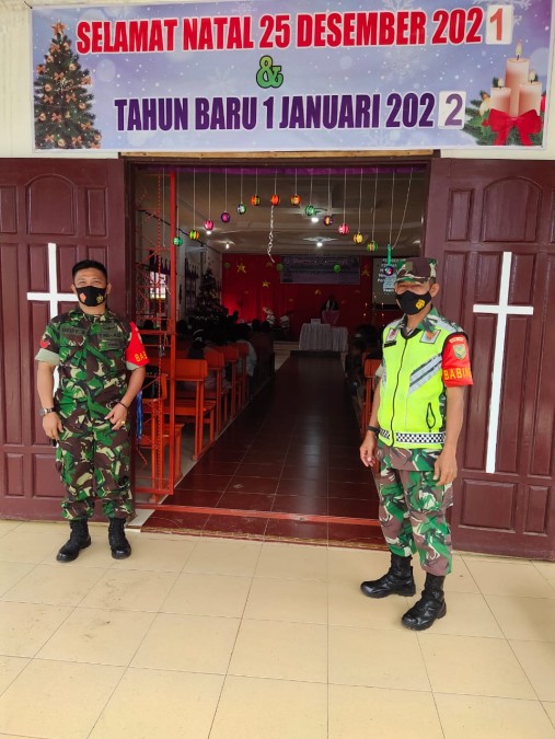 CIPTAKAN KENYAMANAN DI SAAT IBADAH NATAL, BABINSA KORAMIL 406-05/MUARA KELINGI MELAKSANAKAN PENGAMANAN DI GEREJA