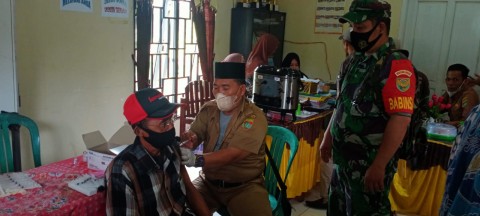 BABINSA KORAMIL 406-05/MUARA KELINGI DAMPINGI KEGIATAN VAKSINASI