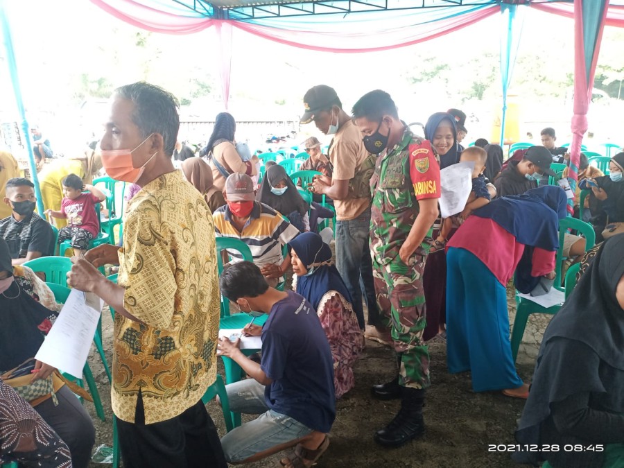DALAM MENDUKUNG DAN MENYUKSESKAN PROGRAM PEMERINTAH BABINSA KORAMIL 406-05/MUARA KELINGI MELAKSANAKAN PENDAMPINGAN VAKSINASI COVID-19