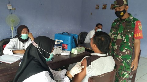 DALAM MENDUKUNG DAN MENYUKSESKAN PROGRAM PEMERINTAH BABINSA KORAMIL 406-05/MUARA KELINGI DAMPINGI WARGA SAAT VAKSINASI COVID-19