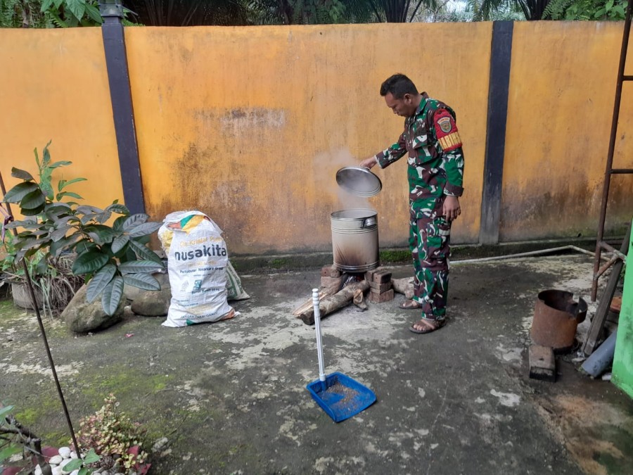 Dapur Umum Bencana Banjir Babinsa Koramil 406-03/Rupit Serda imi Bantu Warga Memasak Untuk Korban Banjir