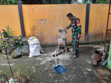 Dapur Umum Bencana Banjir Babinsa Koramil 406-03/Rupit Serda imi Bantu Warga Memasak Untuk Korban Banjir