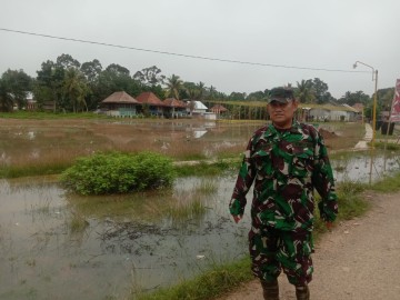 Antisipasi terjadi nya banjir pelda Rudi Yanto Babinsa Koramil 406-04/Muara Lakitan sambangi desa muara megang