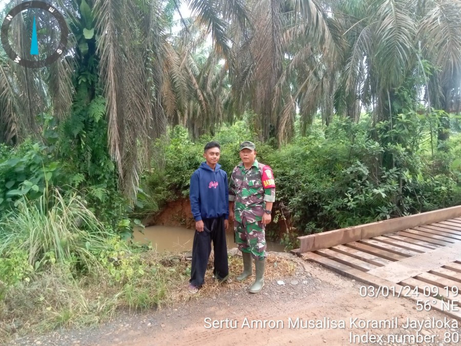 Sertu amron musalisa dan mitra karib Babinsa laksanakan Patroli antisipasi terjadinya banjir.