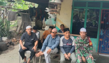 Babinsa Koramil 406-04/muara Lakitan Serda Joni haryanto komsos bersama warga didesa binaan.