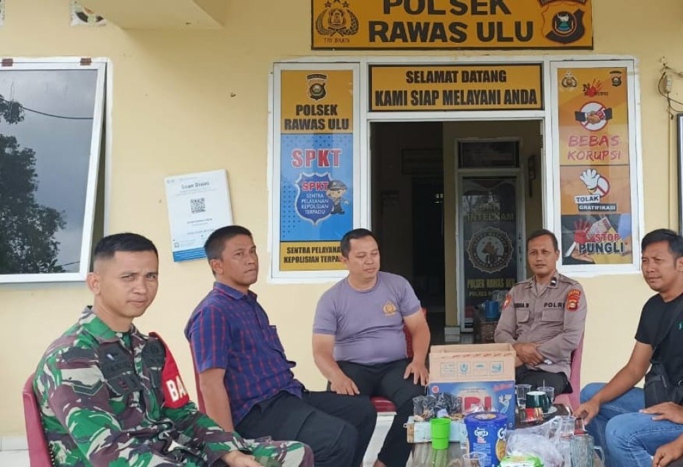 Babinsa Koramil 406-01/Rawas ulu Serda Amrullah rahim komsos bersama anggota Polsek Rawas ulu didesa binaan.