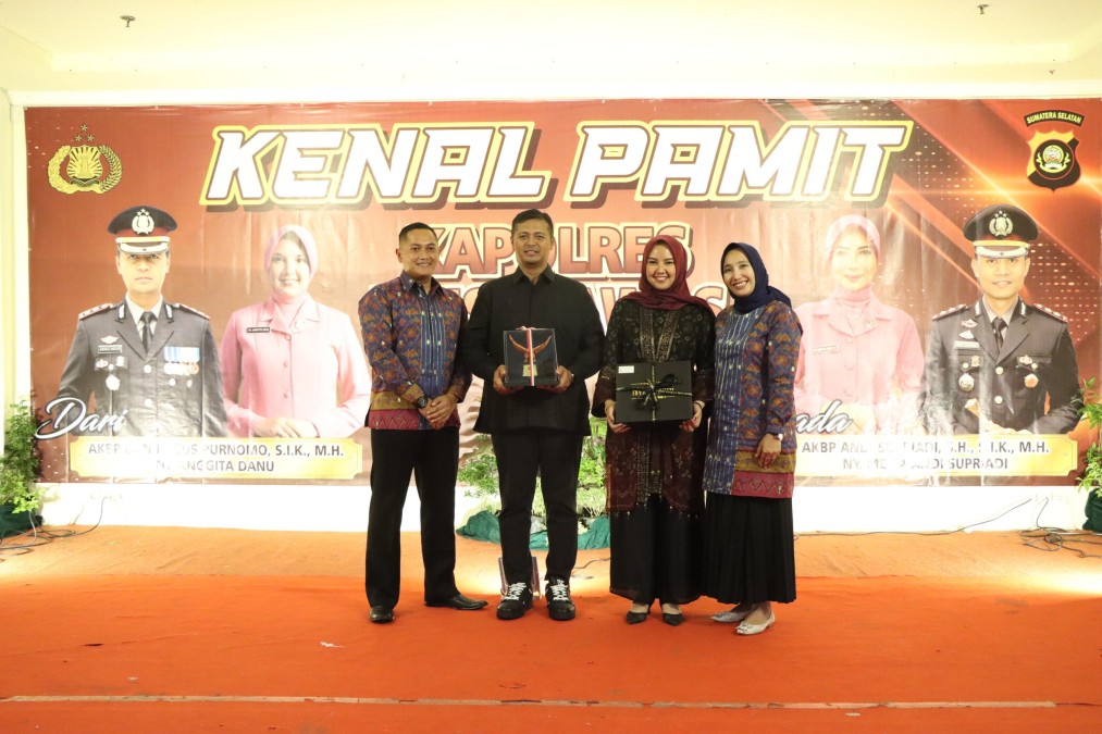 Dandim 0406/Lubuk Linggau Berikan Cinderamata Diacara Kenal Pamit Kapolres Musi Rawas