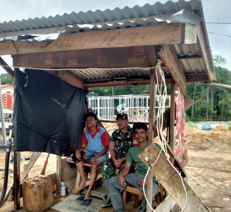 Babinsa Koramil 406-02/Rawas ilir Koptu Eko Wibowo melaksanakan komsos bersama warga didesa binaan.