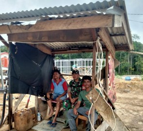 Babinsa Koramil 406-02/Rawas ilir Koptu Eko Wibowo melaksanakan komsos bersama warga didesa binaan.