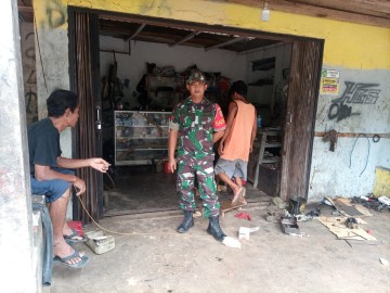 Babinsa Koramil 406-07/Jayaloka koptu Agus susilo Komsos Sambangi Bengkel Sepeda Motor di wilayah binaan