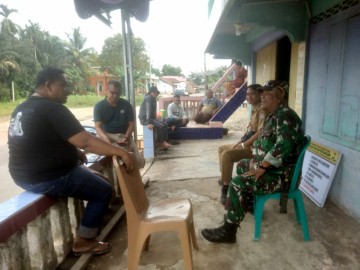 Babinsa Koramil 406-02/Rawas ilir Sertu hotob melaksanakan komsos bersama warga didesa binaan.