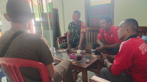 Jalin Silaturahmi, Babinsa Dan Bhabinkamtibmas Komsos Dengan Warga desa binaan.