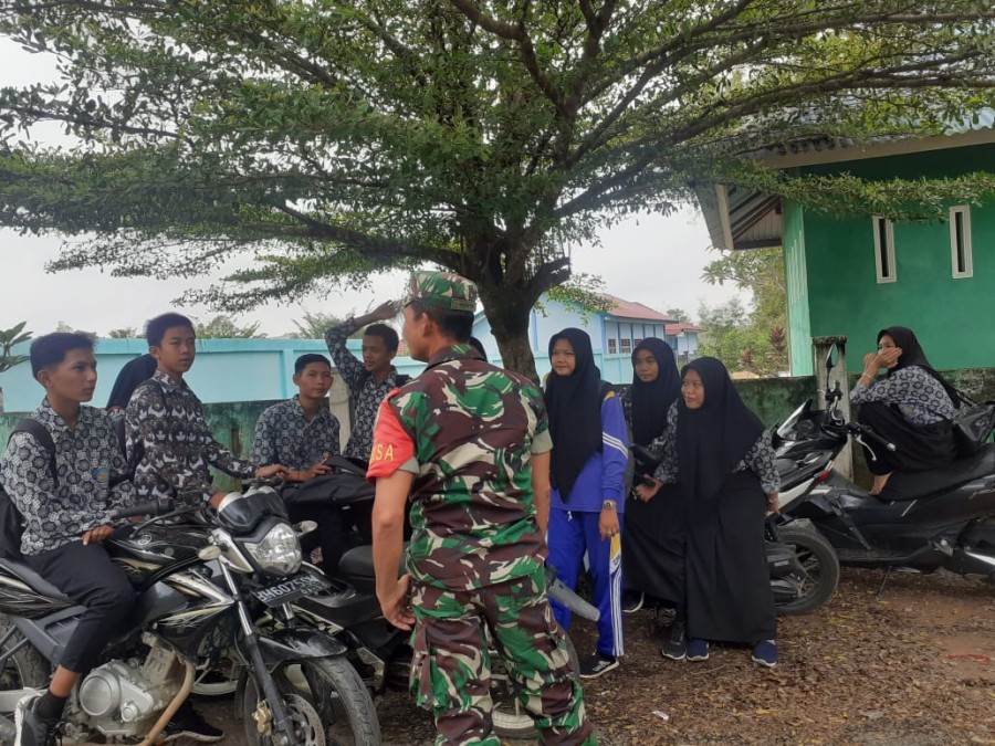 Babinsa Koramil 406-01/Rawas ulu Serma suwitno komsos bersama warga didesa binaan.