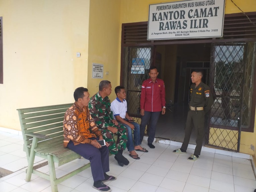 Babinsa Koramil 406-02/Rawas ilir Serma endang Permana melaksanakan komsos bersama perangkat desa binaan