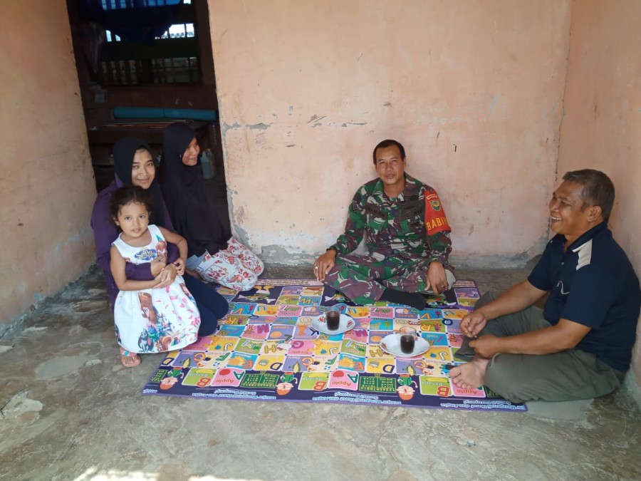 Sertu Ali Mubin jalin silaturahmi dengan Tokoh masyarakat desa binaan.