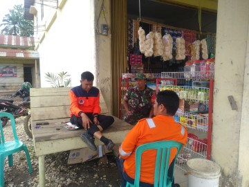 Babinsa Koramil 406-01/Rawas ulu Koptu Ali kusno komsos bersama warga didesa binaan.