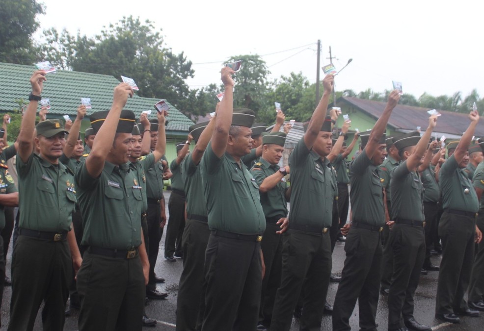 Dalam Apel Kesiapsiagaan Kasdim 0406/Lubuk Linggau Cek Buku Saku Netralitas TNI Seluruh Anggota