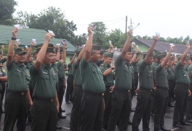 Dalam Apel Kesiapsiagaan Kasdim 0406/Lubuk Linggau Cek Buku Saku Netralitas TNI Seluruh Anggota