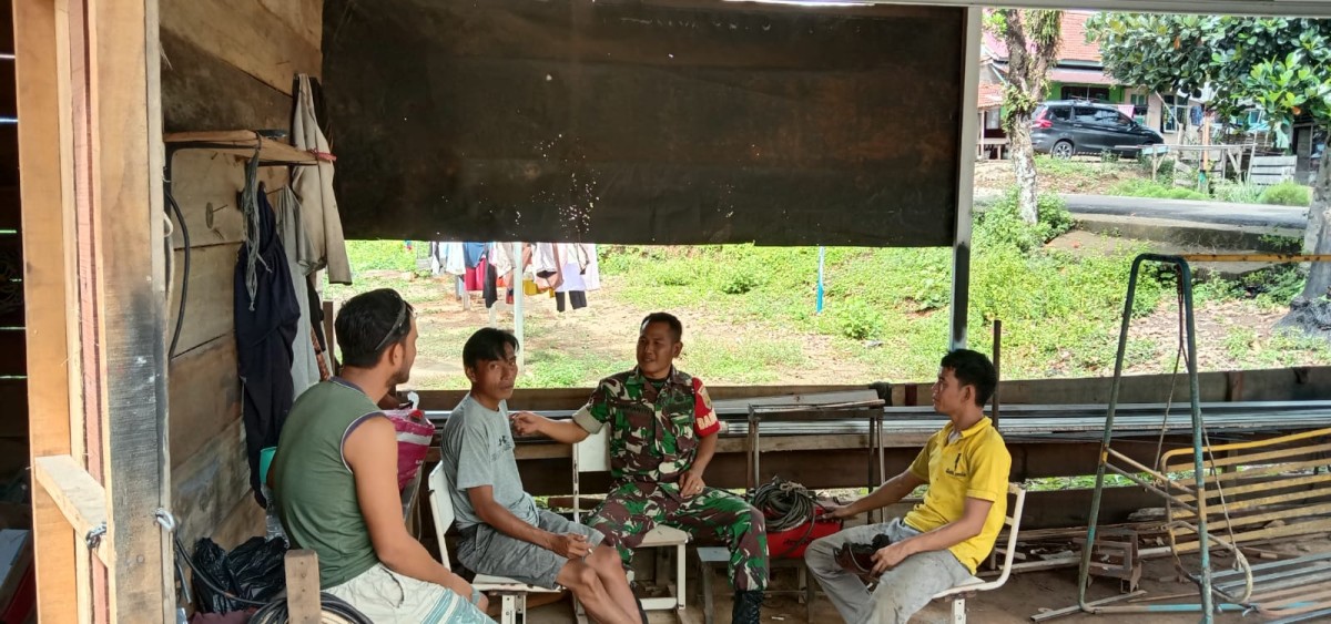 Babinsa Koramil 406-01/Rawas ulu Serda supianto komsos bersama warga didesa binaan.