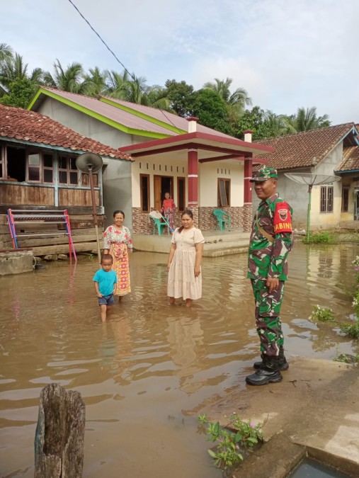 Gerak cepat Sertu sutarno bantu warga yg terdampak banjir