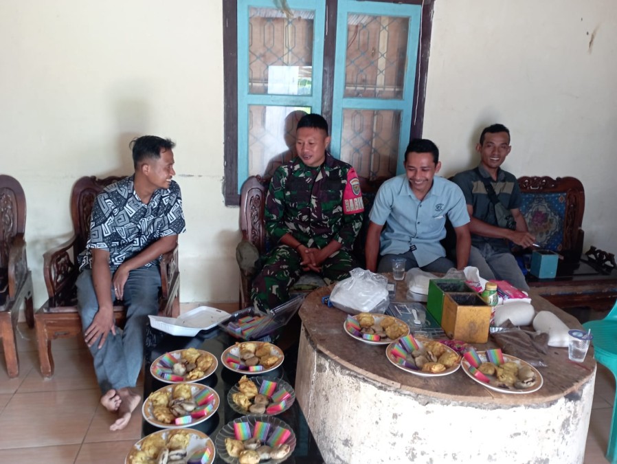 Babinsa Koramil 406-06 /Tugumulyo Serda Nusdar Melaksanakan Kegiatan Komsos Bersama Perangkat Desa Di wilayah binaan.