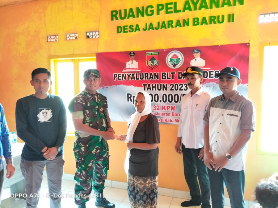 Babinsa desa jajaran Baru 2 dampingi pembagian BLT DD di desa Binaan.