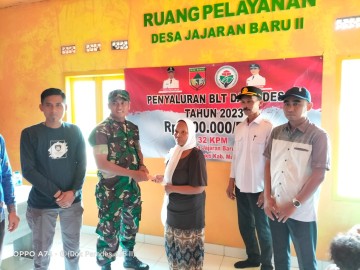 Babinsa desa jajaran Baru 2 dampingi pembagian BLT DD di desa Binaan.