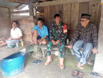 Babinsa Koramil 406-02/Rawas ilir Serda nurkholis melaksanakan komsos bersama warga didesa binaan.