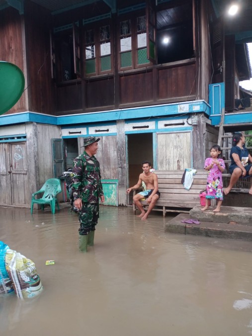 Antisipasi banjir Sertu Sutarno Babinsa Koramil 406-04/Muara Lakitan turun ke wilayah desa binaan.
