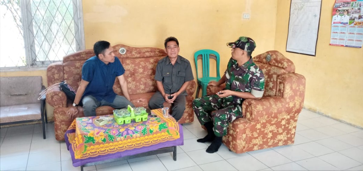 Babinsa Koramil 406-02/Rawas ilir Peltu M.Imron melaksanakan komsos bersama warga didesa binaan.