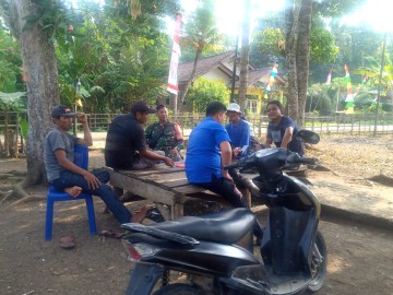 Jalani Silaturahmi Babinsa Koramil 406-06/Tugumulyo Serda Joko S Melaksanakan Komsos Bersama Warga Diwilayah Binaan.