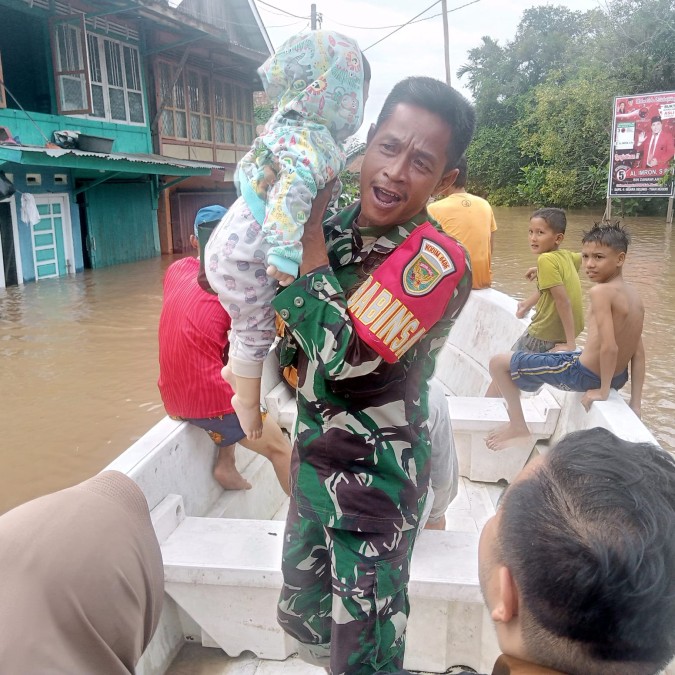 Kesigapan Babinsa Koramil 406-05/Muara Kelingi Bantu Proses Evakuasi Warga