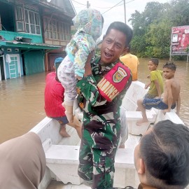 Kesigapan Babinsa Koramil 406-05/Muara Kelingi Bantu Proses Evakuasi Warga
