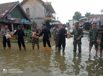 Menindak Lanjuti Babinsa Koramil 406-03 Rupit Upaya TNI Membantu Evakuasi Warga Akibat Banjir Di Wilayah binaan.