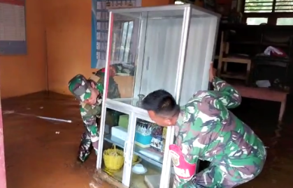 Babinsa Koramil 406-05/ Muara Kelingi Bantu Pihak Sekolah Menyelamatkan Buku dan Peralatan Sekolah