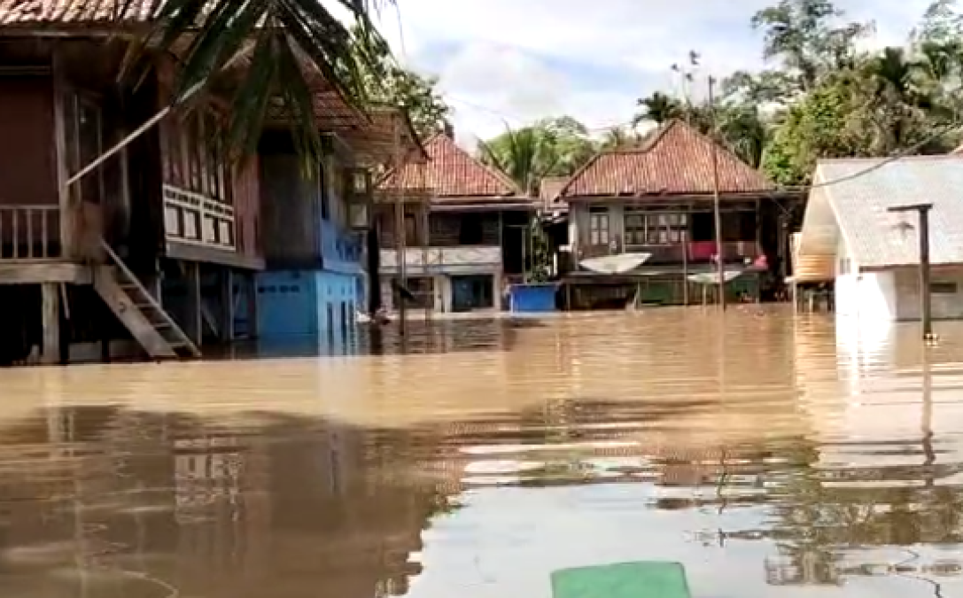 Danramil 406-05/Muara Kelingi Dan Babinsa Tinjau Kondisi Banjir Akibat Luapan Air Sungai