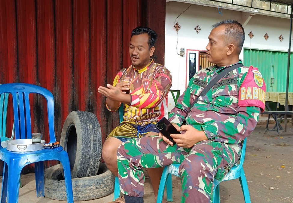 Jalani Silaturrahmi Babinsa Koramil 406-06/Tugumulyo Serda Subur Melaksanakan Komsos Bersama Warga Diwilayah Binaan