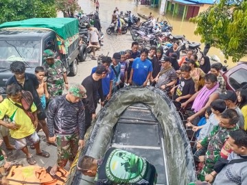 Menindak Lanjuti Babinsa Koramil 406-03 Rupit Siapkan Perahu LCR Upaya TNI Membantu Evakuasi Warga Akibat Banjir Di Wilayah binaan.